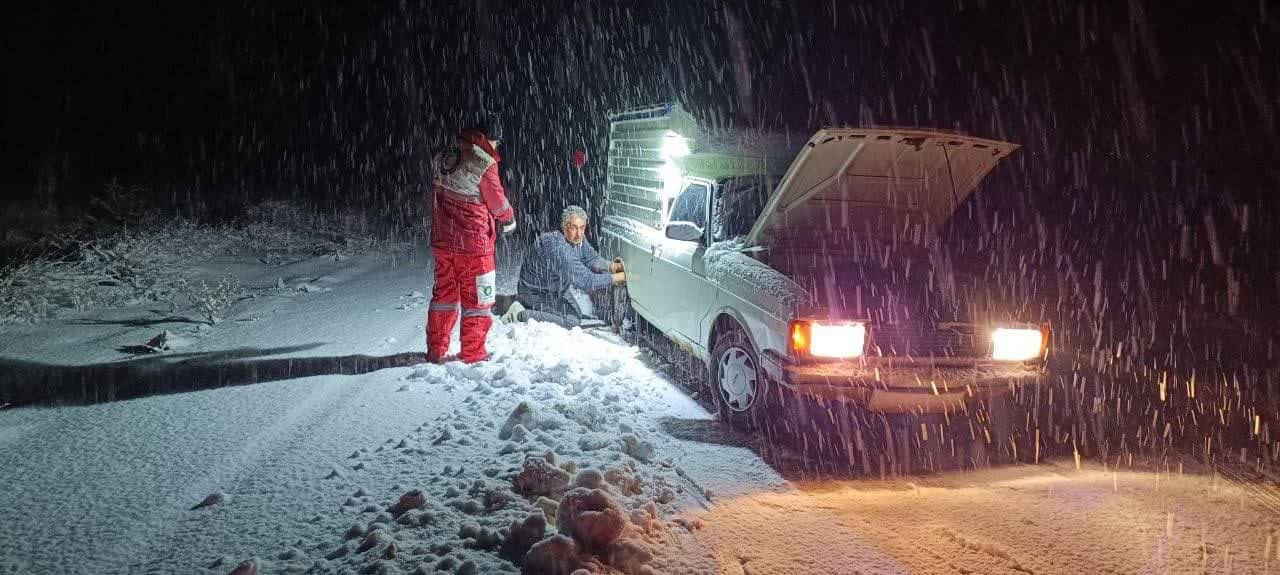 امدادرسانی به ۱۳۰ مسافرگرفتار در برف و کولاک در آواجیق چالدران