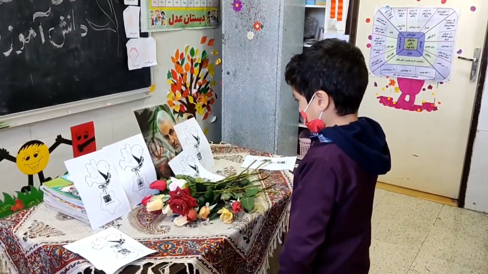ادای احترام دانش آموزان بویین میاندشتی به ۲۳ دانش آموز شهید حادثه کرمان
