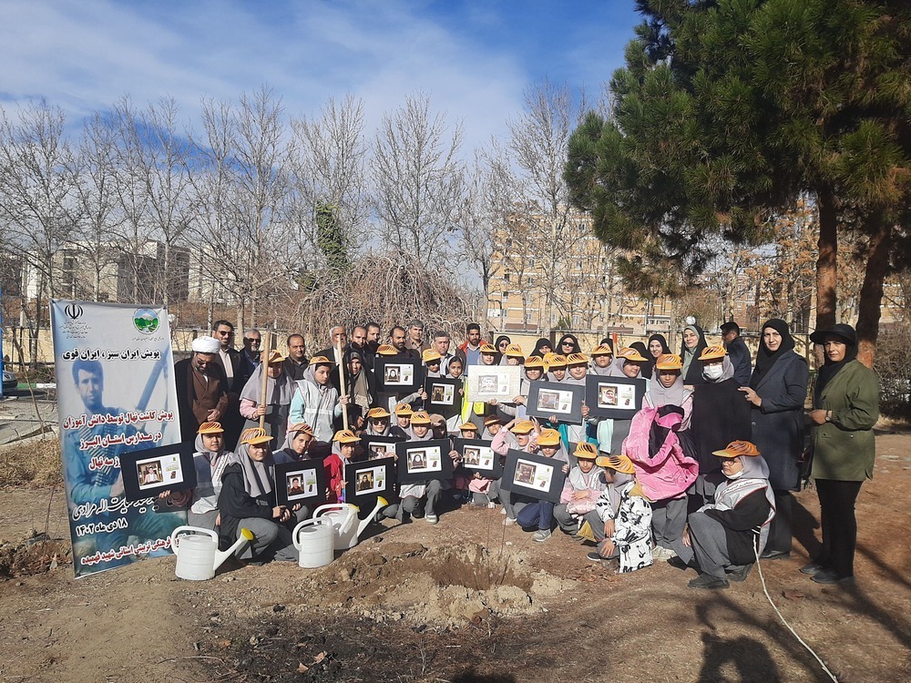 کاشت نهال به یاد شهدای دانش آموز حادثه تروریستی کرمان