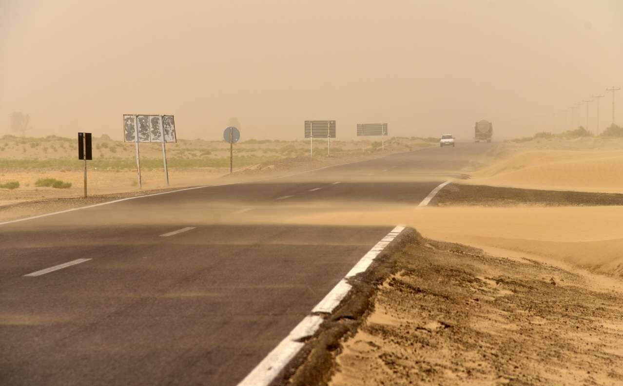 توفان گردو خاک دید رانندگان در جاده مشهد-سرخس را محدود کرد