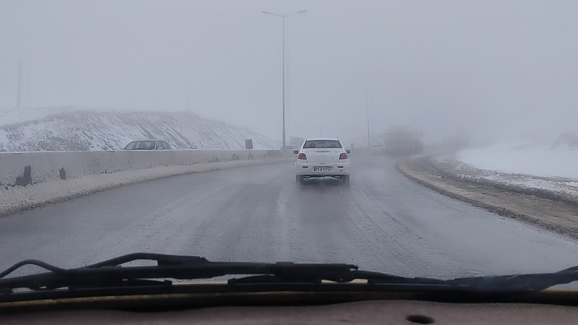 تردد در گردنه اسدآباد با وجود بارش برف روان است
