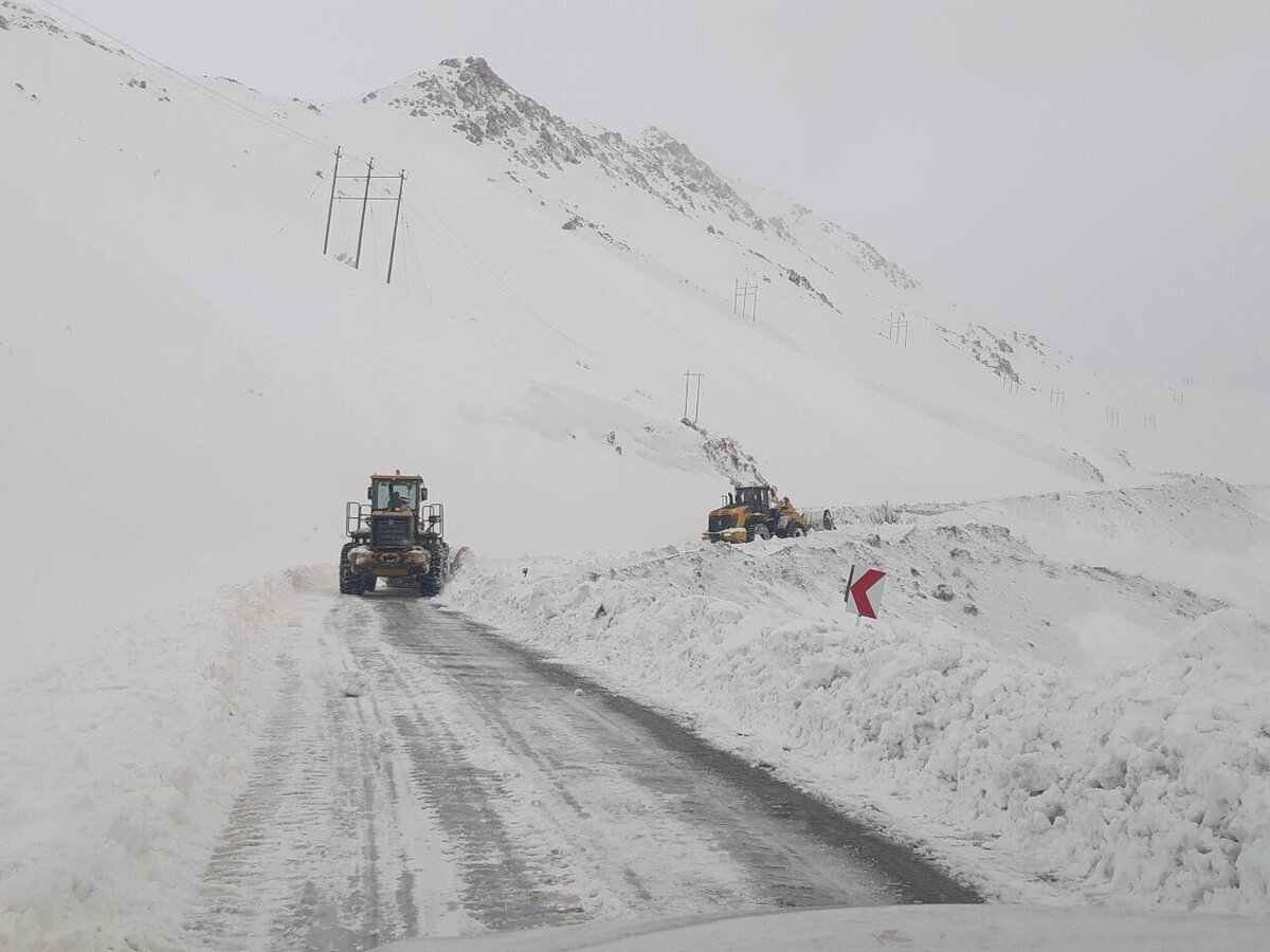 بسته شدن راه ارتباطی ۸۰ روستای آذربایجان‌غربی بر اثر بارش برف