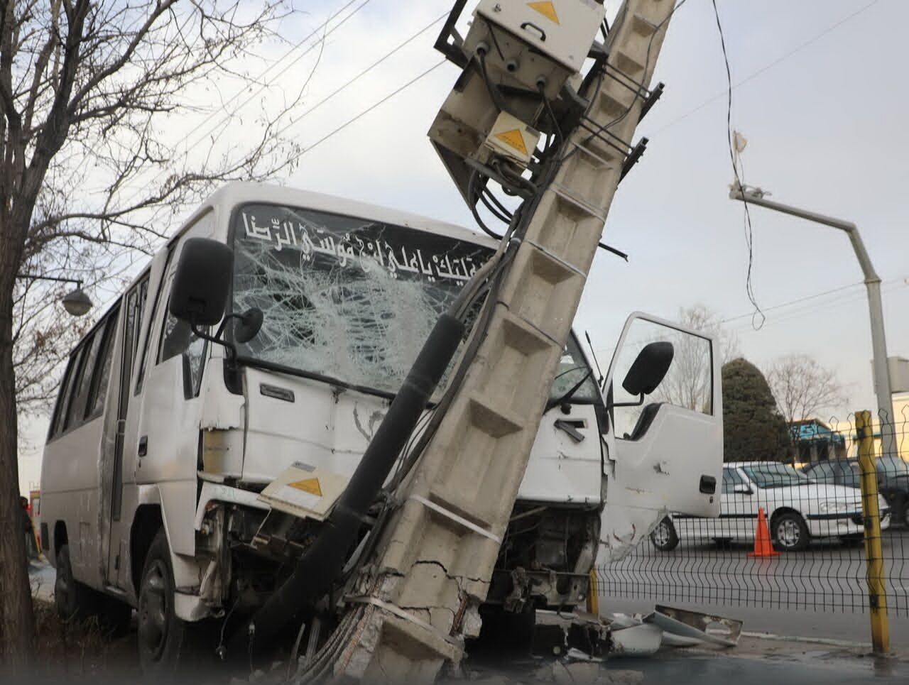 قطع برق به دلیل برخورد مینی‌بوس با تیر چراغ برق در مشهد