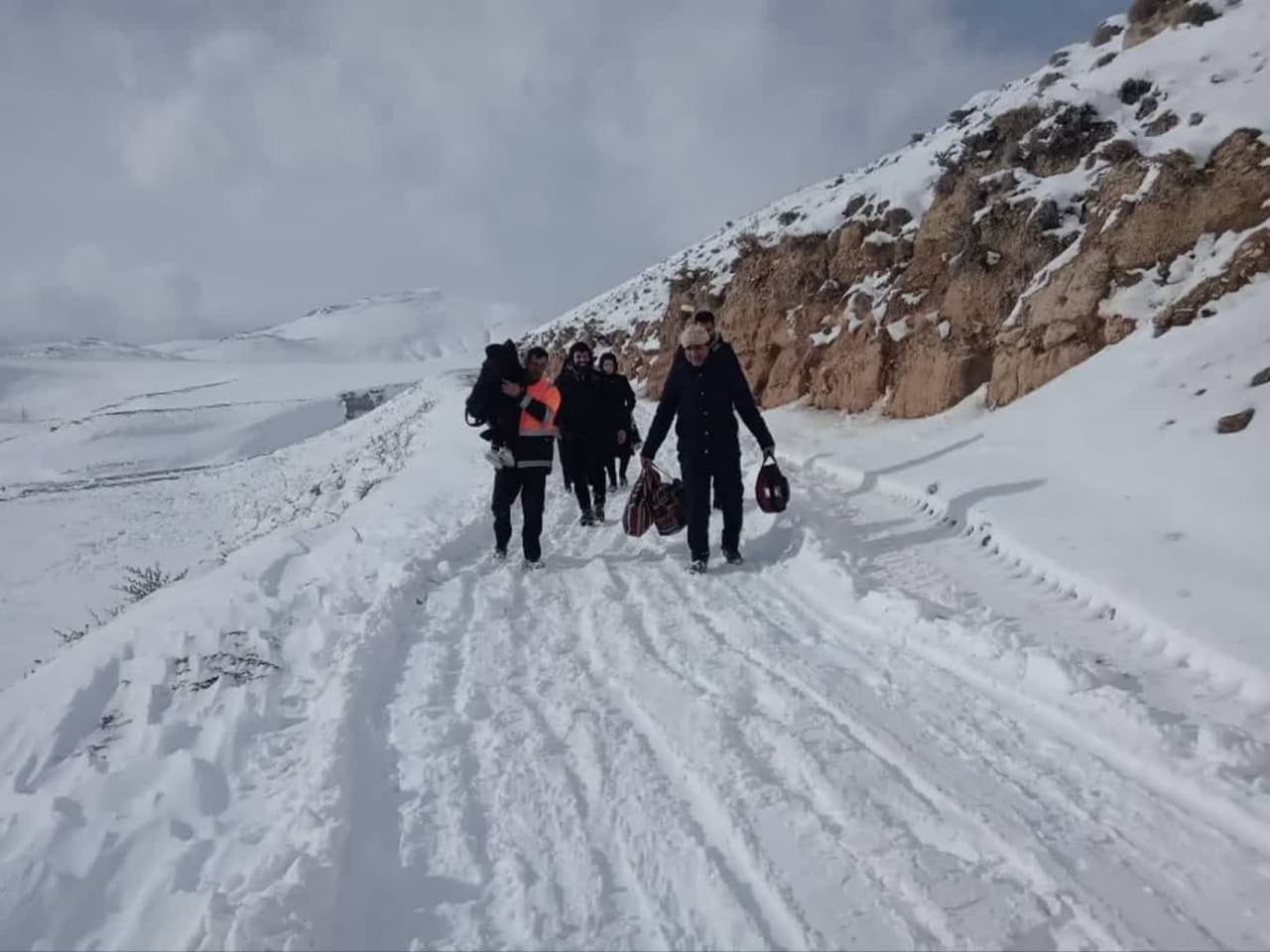 راهداران چالدران ناجی جان دو مادر باردار شدند