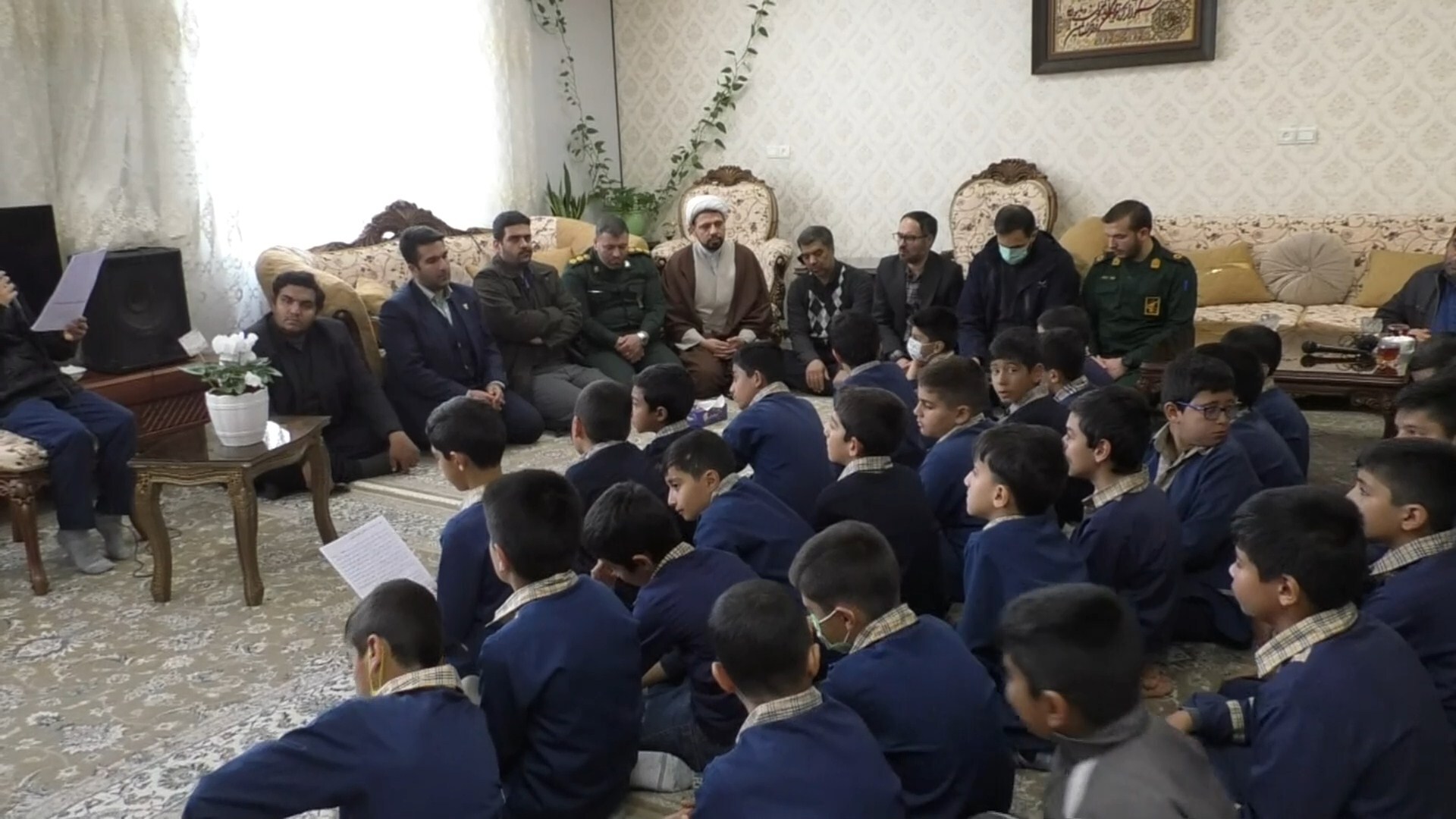 دیدار دانش آموزان دبستان شهید نامجو خوانسار با خانواده شهیدان