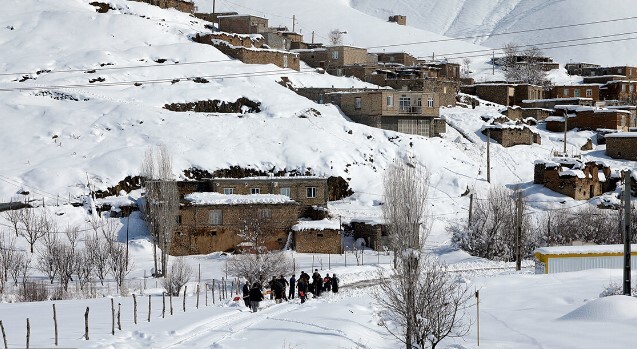 روستای صنوبلاغ در محاصره برف