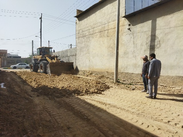 اجرای عملیات زیرسازی معابر روستای دهلق از سوی بسیج
