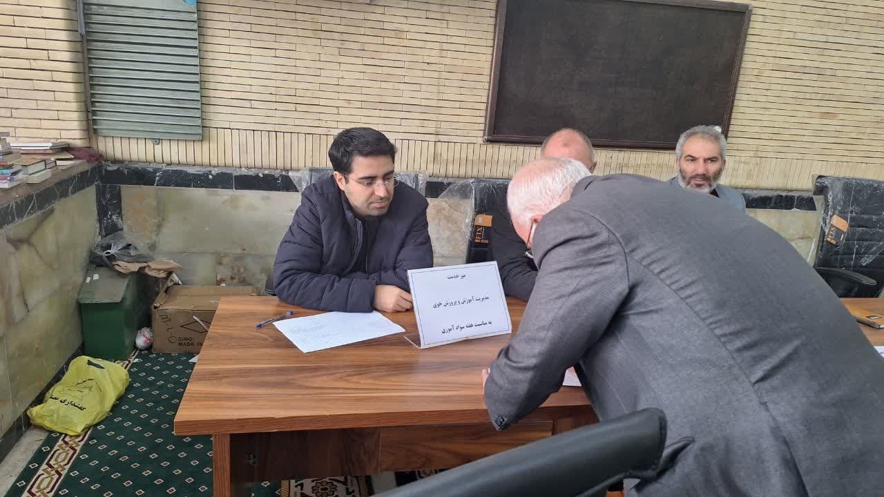 برگزاری میز ارتباطات مردمی با حضور رئیس اداره سواد آموزی در مصلای امام خمینی (ره) خوی