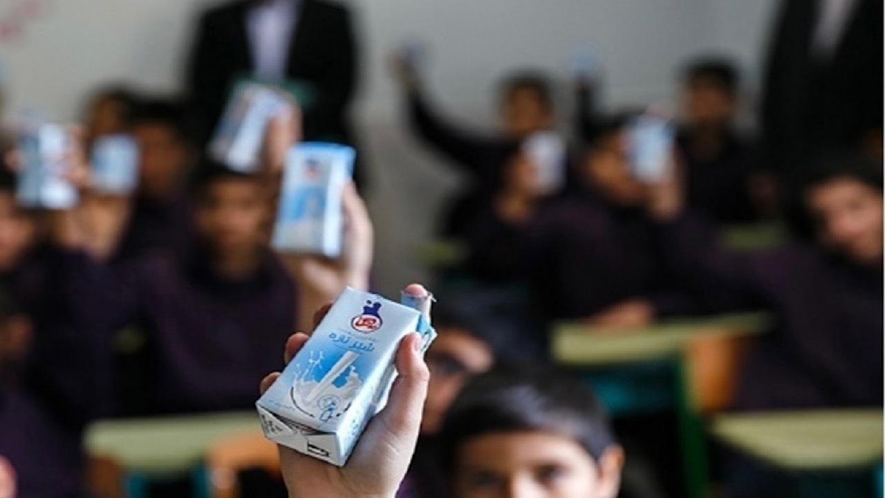 توزیع شیر رایگان میان دانش آموزان دزفول