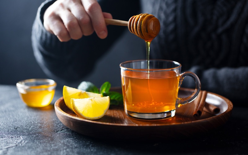 عسل در چای داغ سمی و مانع جذب کلسیم می شود