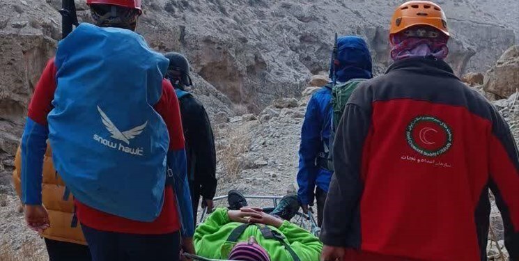 تلاش ۵ ساعته برای نجات یک مصدوم در حادثه سقوط از «ارتفاعات اخلمد»