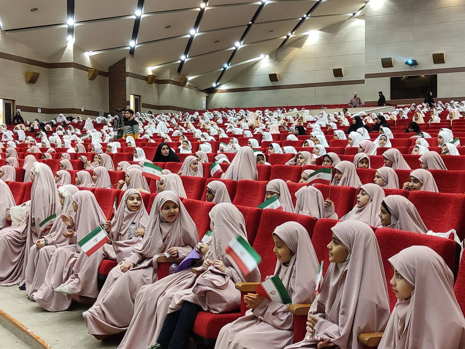 جشن تکلیف هزار و ۱۵۰ دانش آموز مشهدی برگزار شد 