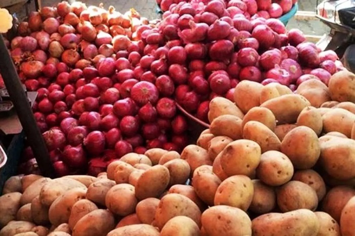 ذخیره سازی ۲۱ هزار تن پیاز و سیب زمینی در استان