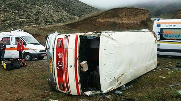 ۱۳ مصدوم در تصادف مینی بوس با پژو ۴۰۵ در جاده شیروان