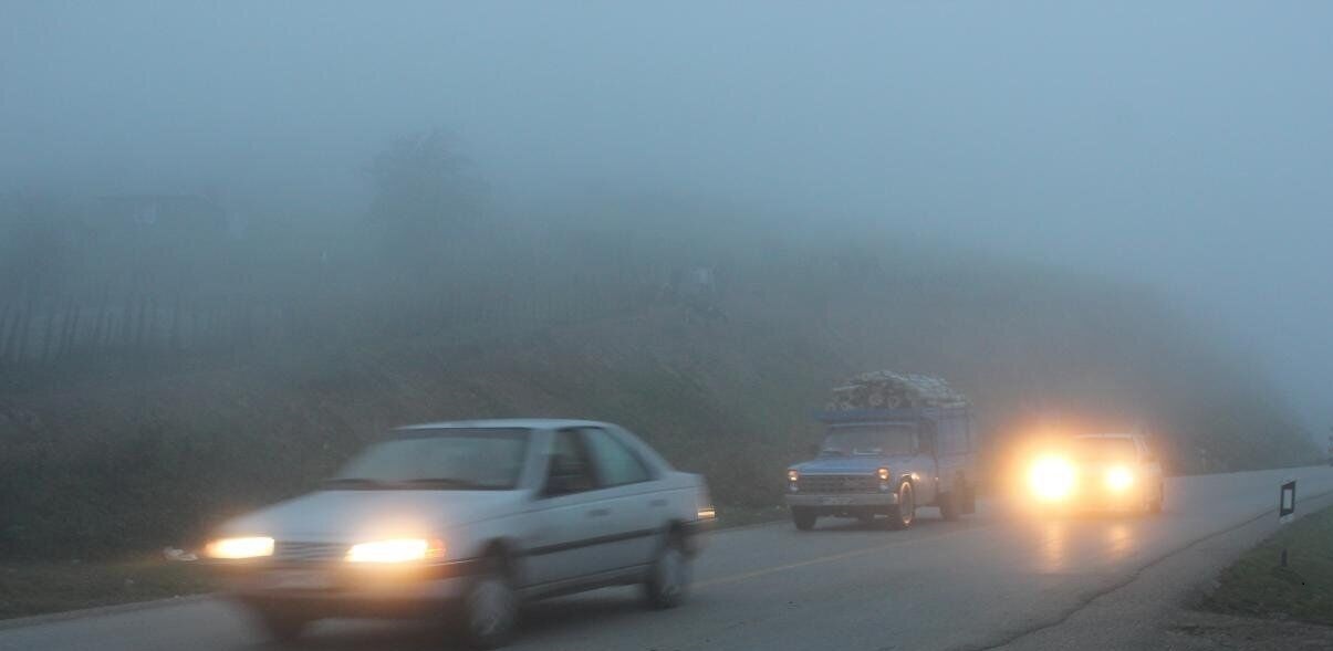 جاده‌های نیمه شمالی خراسان رضوی مه آلود و برفی است