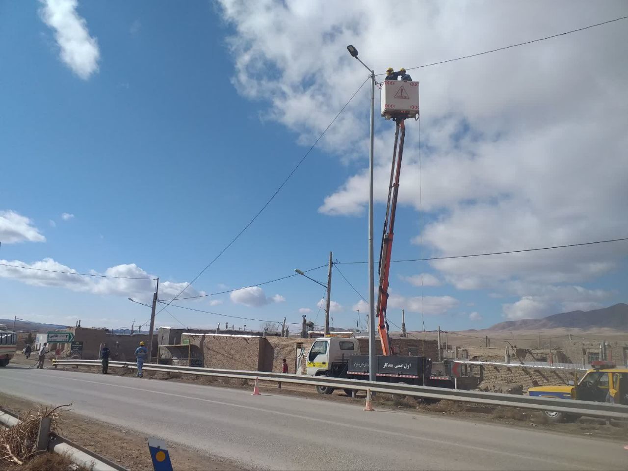 اتمام مراحل روشنایی پایه تیر‌های دکوراتیو جاده ترانزیتی روستای گلبین سرولایت شهرستان نیشابور