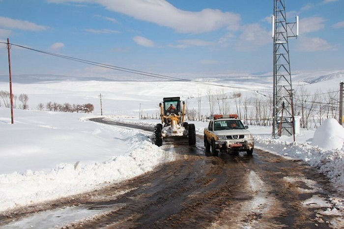 بارش برف مسیر ارتباطی ۳۵ روستای زنجان را مسدود کرد