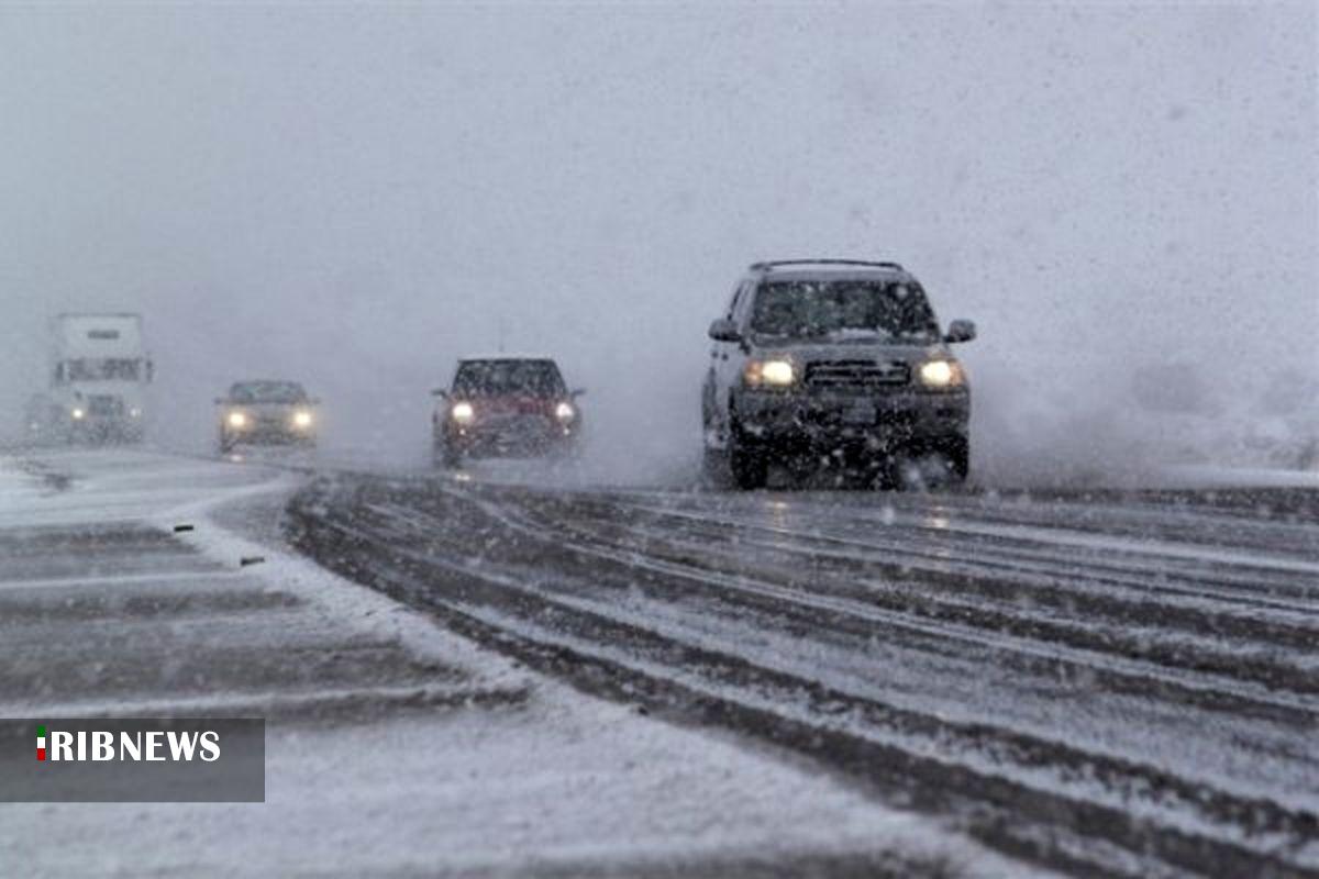 جاده توسکستان بسته شد؛ تردد در محور‌های کوهستانی و سردسیر فقط با زنجیر چرخ