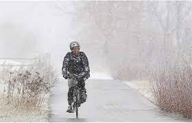 پناه دادن مردم شهرستان خوشاب به دوچرخه سواری چینی گرفتار در برف