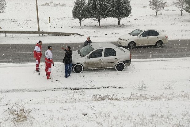 امدادرسانی به ۴۳۱ گرفتار در برف در جاده‌های کرمانشاه