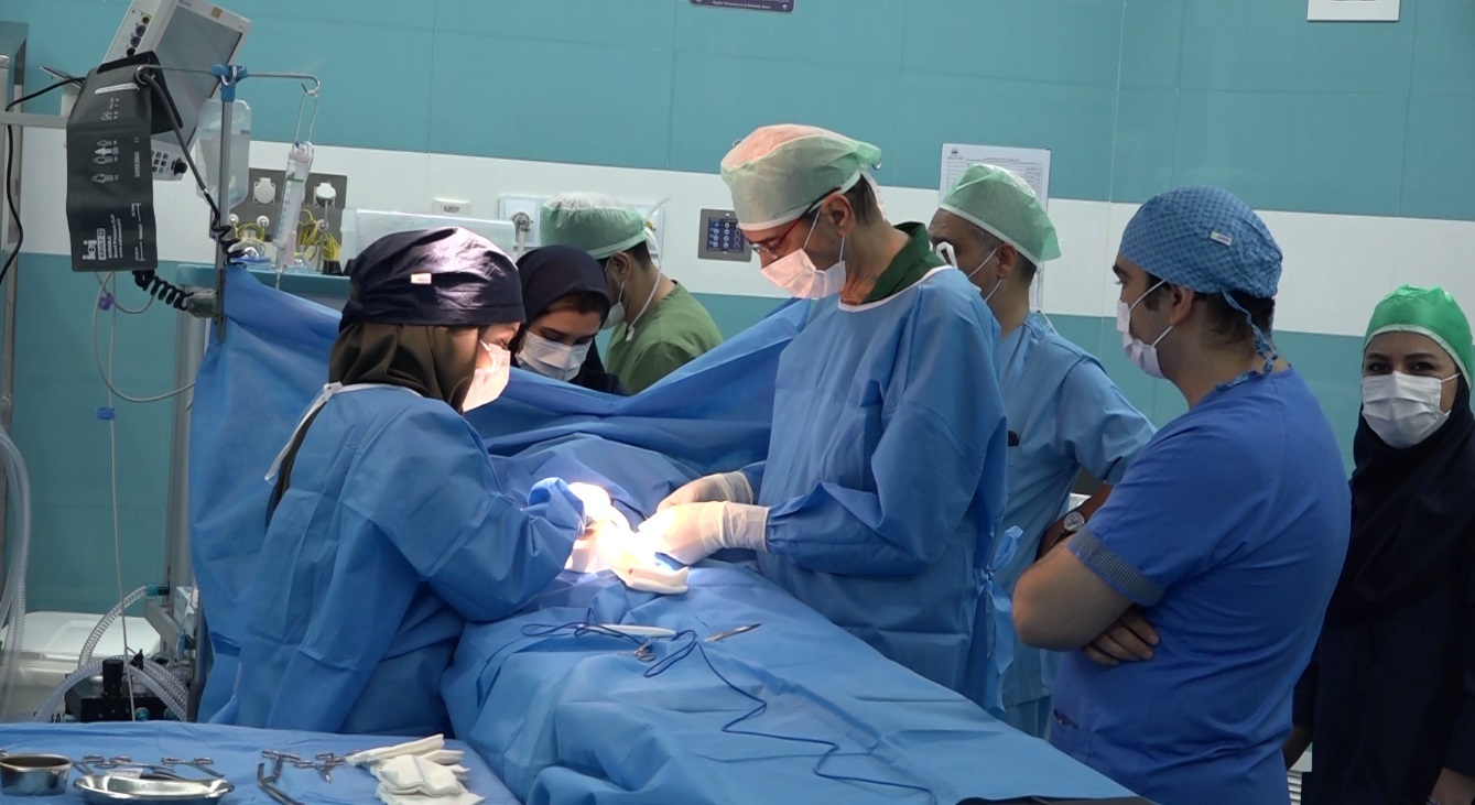 انجام یک عمل جراحی، نخستین بار در بیمارستان اکباتان همدان