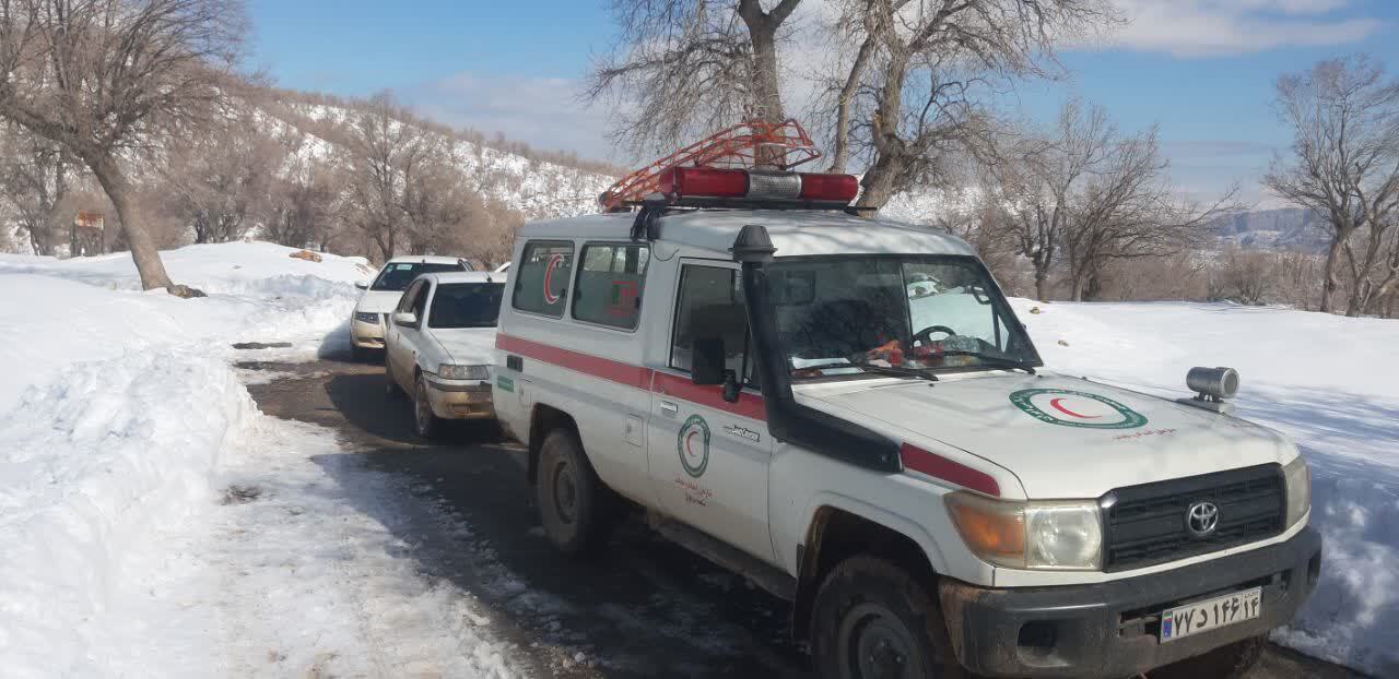 نجات ۲ خانوار گرفتار در برف در دهستان احمدفداله دزفول