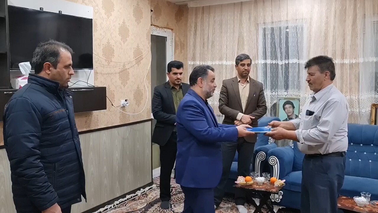 دیدار فرماندار خور و بیابانک با تنها جانباز انقلاب اسلامی شهرستان