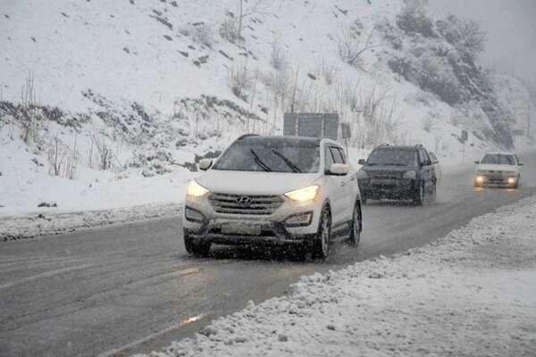 تردد در محور‌های کوهستانی مهاباد- سردشت با زنجیر چرخ امکان پذیر است