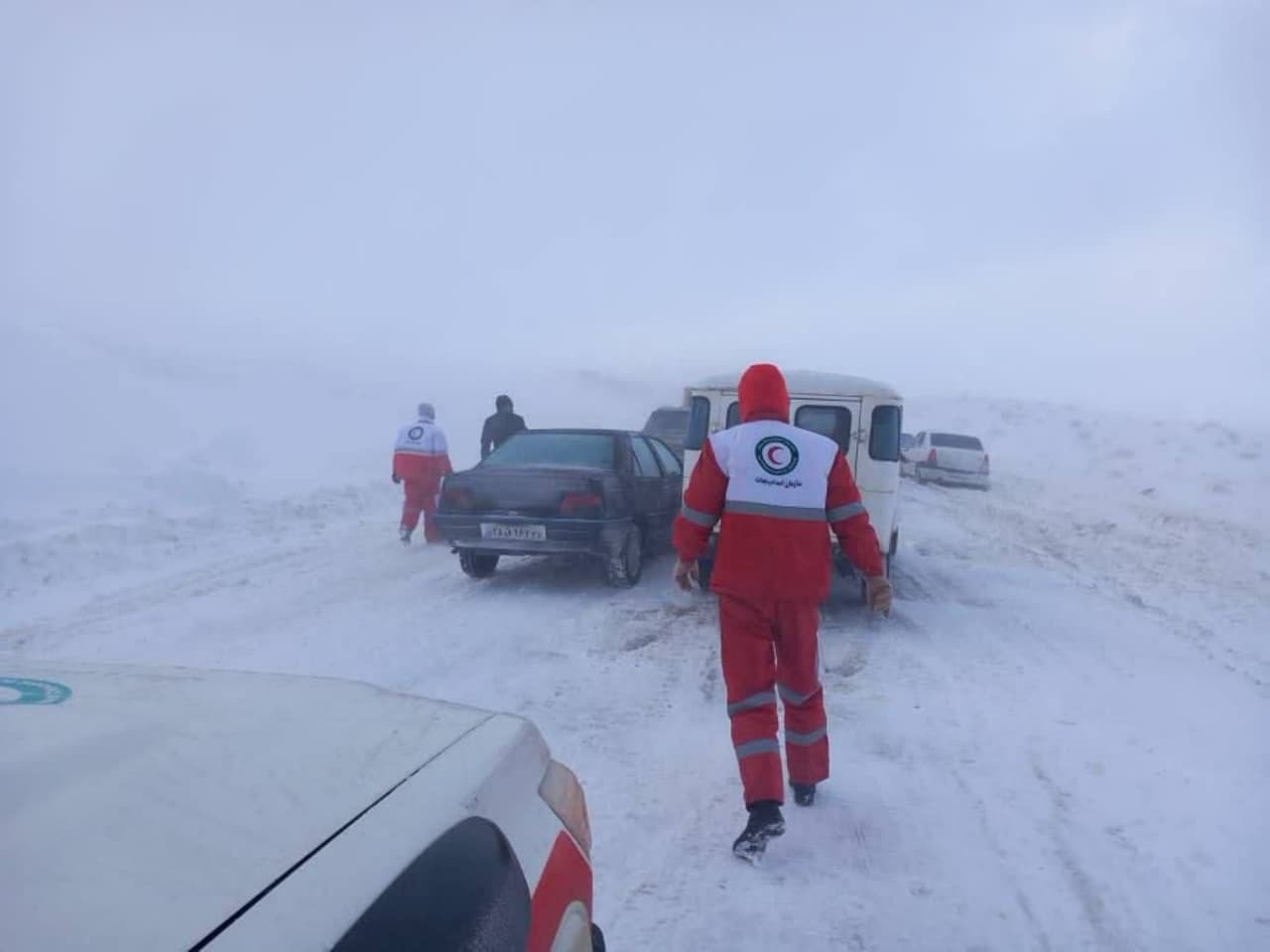 امدادرسانی به  ۴۰۰ مسافرگرفتاردر برف و کولاک در  تکاب