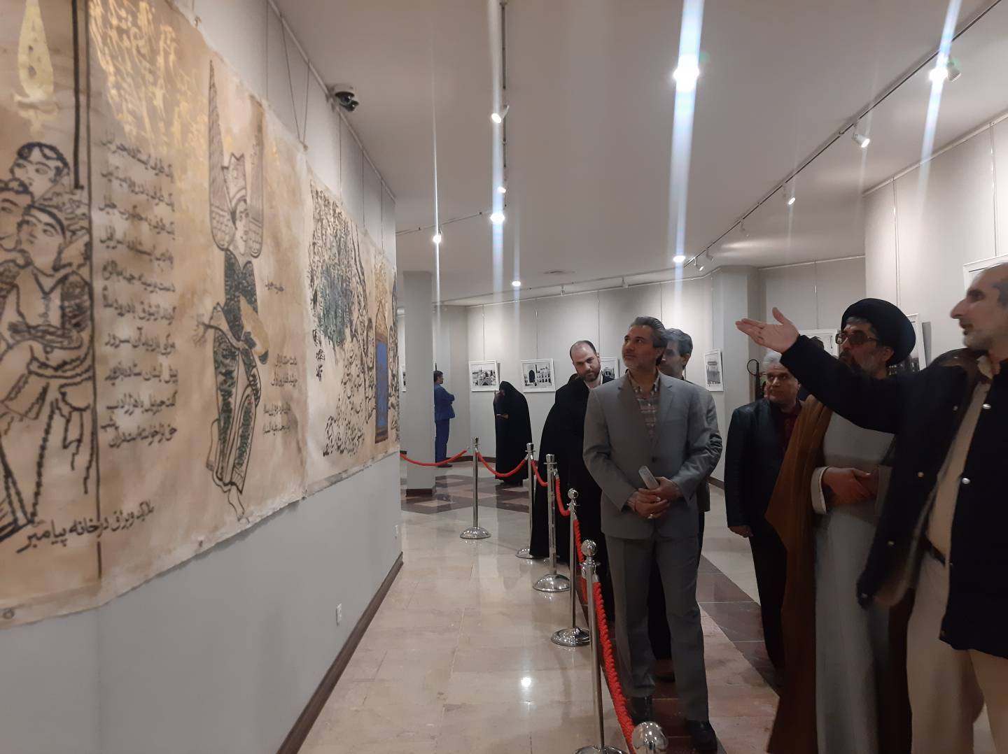 نمایش تک اثر نقاشی خط ۲۰ متری با عنوان معراج نامه در موزه مرکزی رضوی