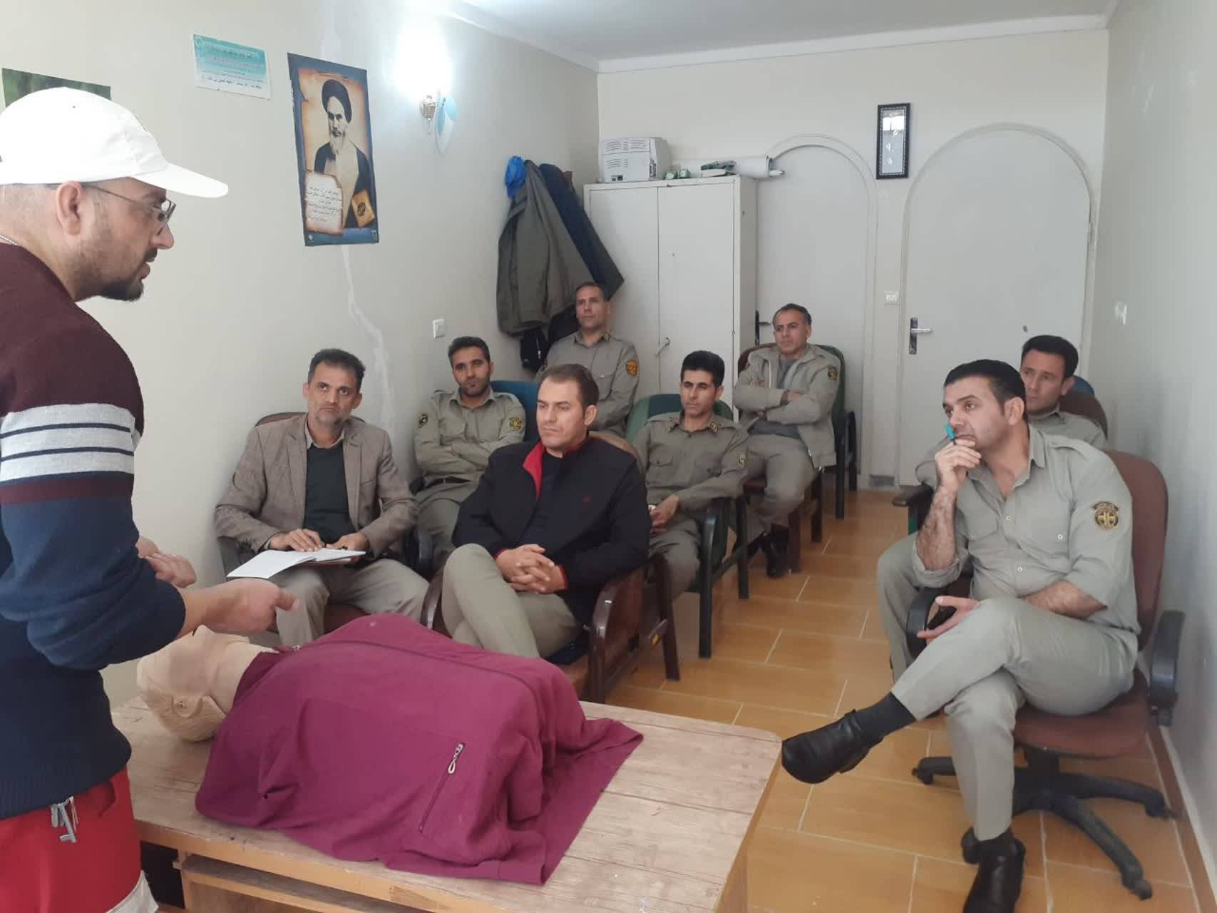 برگزاری کلاس آموزشی امدادونجات وکمکهای اولیه برای مامورین یگان اداره شاهین دژ
