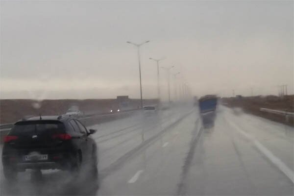 جاده‌های استان کرمانشاه لغزنده اند  رانندگان احتیاط کنند