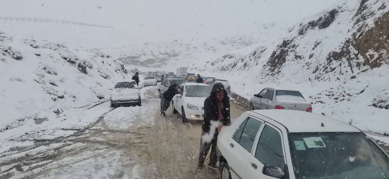 امدادرسانی به ۱۰۰ نفر از متاثرین برف و کولاک در شهرستان اشنویه آذربایجان غربی