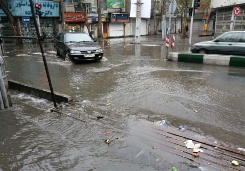 آبگرفتگی معابر پس از بارش باران در جنوب آذربایجان‌ غربی