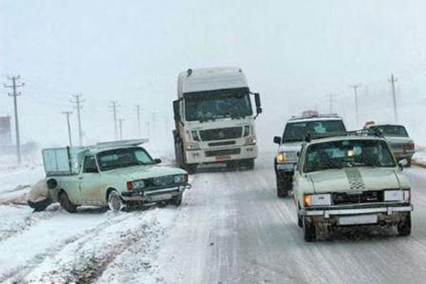 گرفتار شدن ۳۵۰ خودرو در محور ارتباطی نورآباد به کرمانشاه