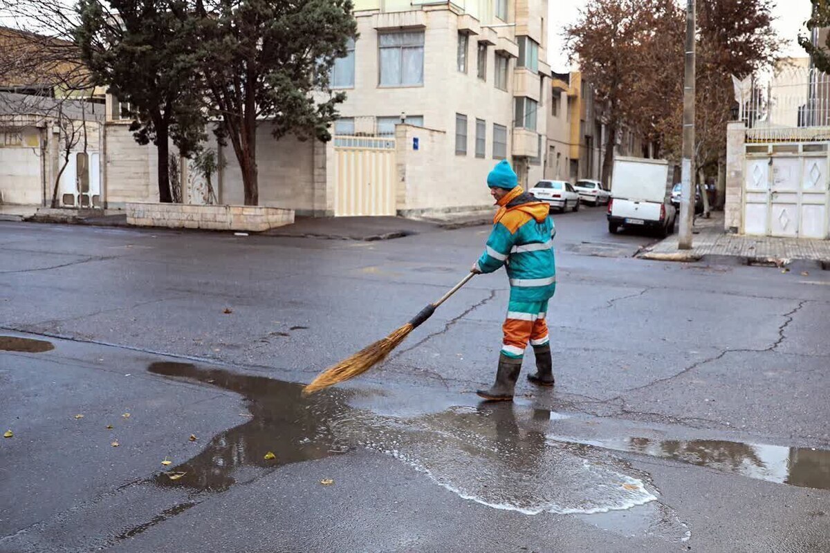 آمادگی پاکبانان و تجهیزات خدمات شهری مشهد هم‌زمان با بارش باران (۲۸ بهمن ۱۴۰۲)