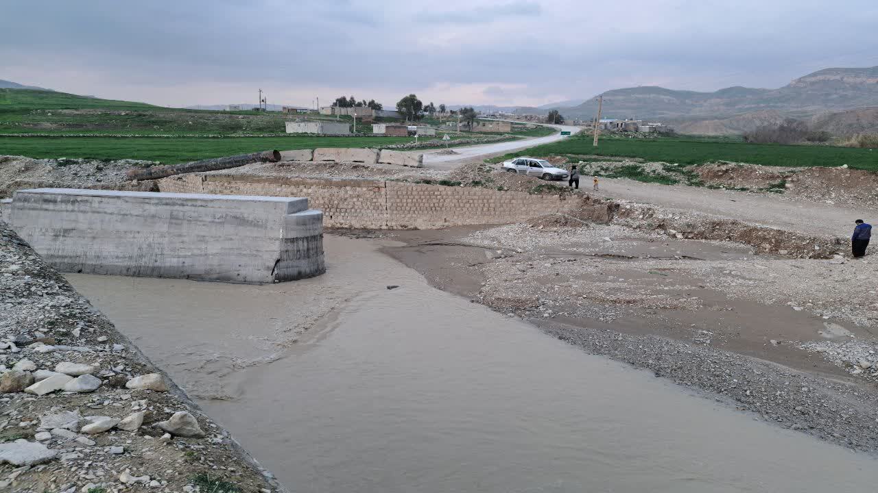 تخریب پل عبوری جاده گیلانغرب به سومار در محور دهستان ویژنان براثر بارندگی ها