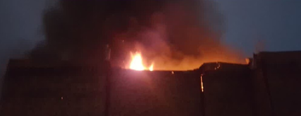 مهار آتش سوزی گسترده انبار لوازم خانگی در نیشابور