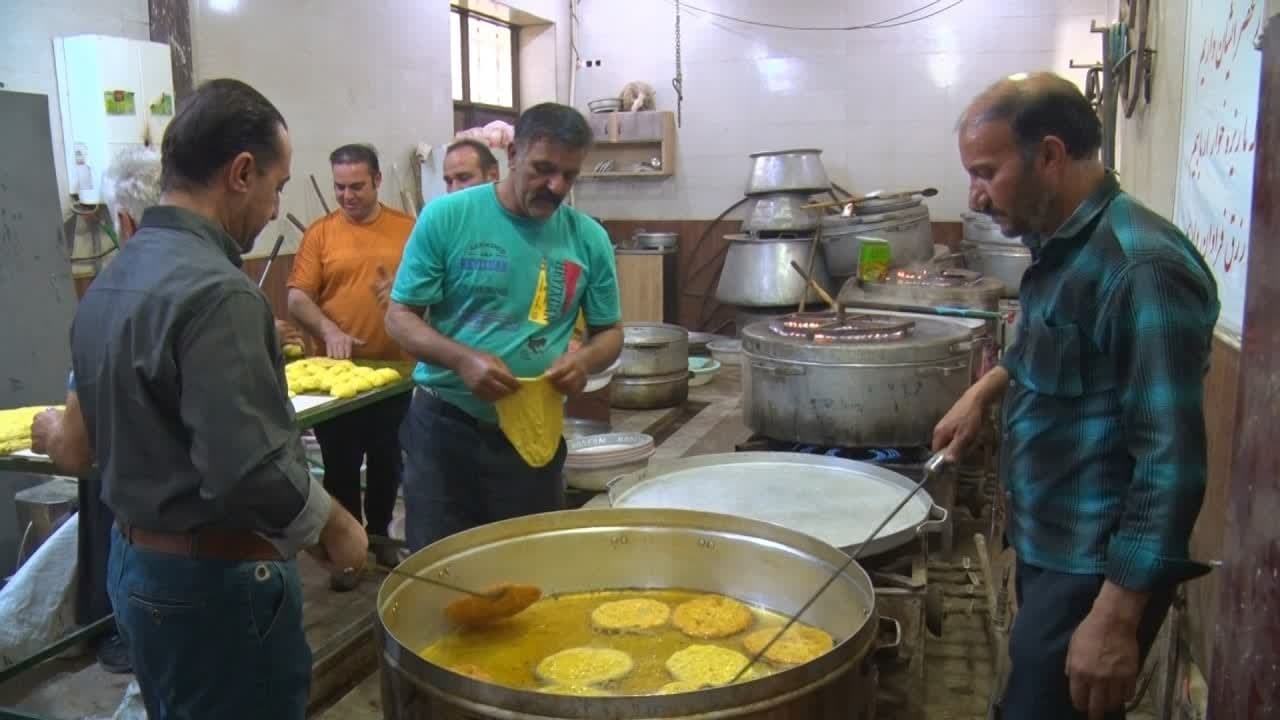 نذر نان میبدی‌ها در روز میلاد بابای مهربانی‌ها