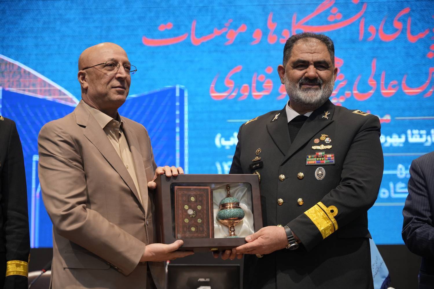 تجلیل از فرمانده نیروی دریایی ارتش در مشهد