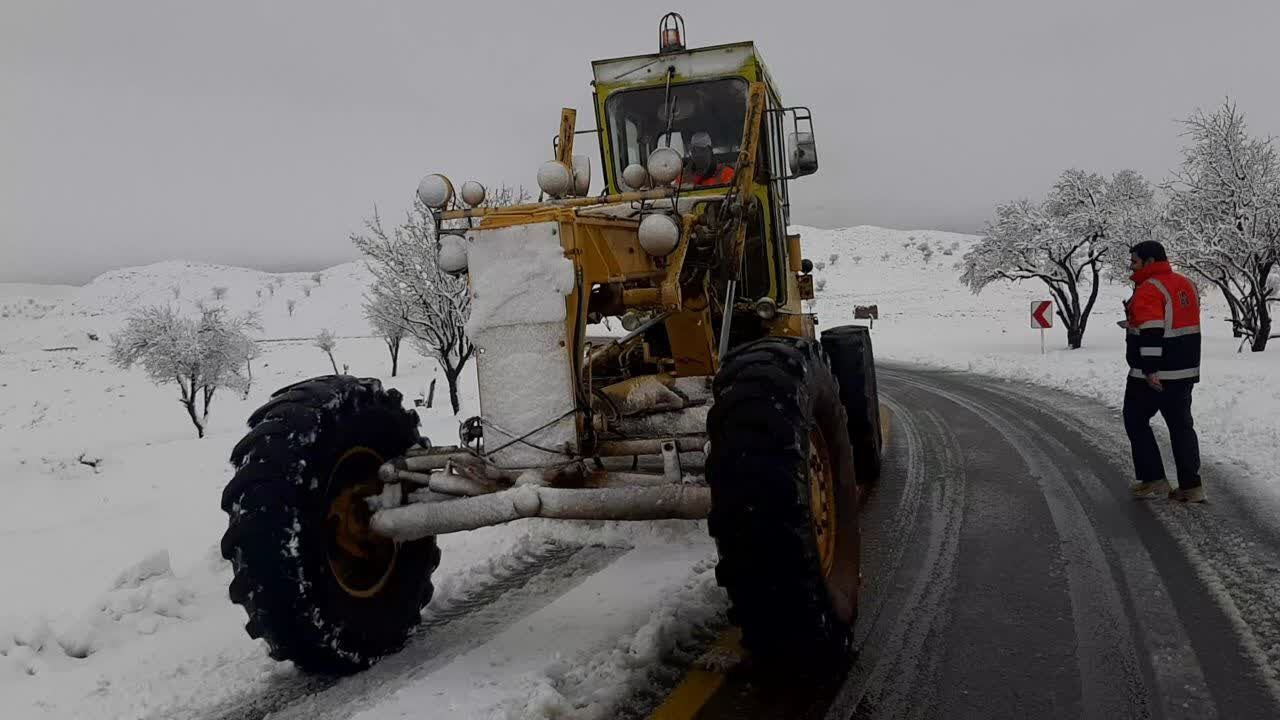 بارش‌های زمستانی برخی از جاده‌ها و روستا‌های خراسان رضوی را مسدود کرد