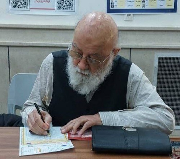 رئیس شورای شهر تهران رای خود را به صندوق انداخت