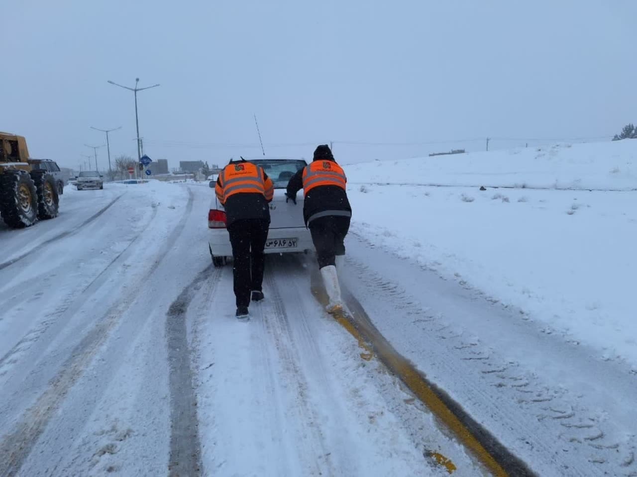 امدادرسانی به ۷۰۰ خودرو گرفتار در برف در محور ها‌ی خراسان جنوبی