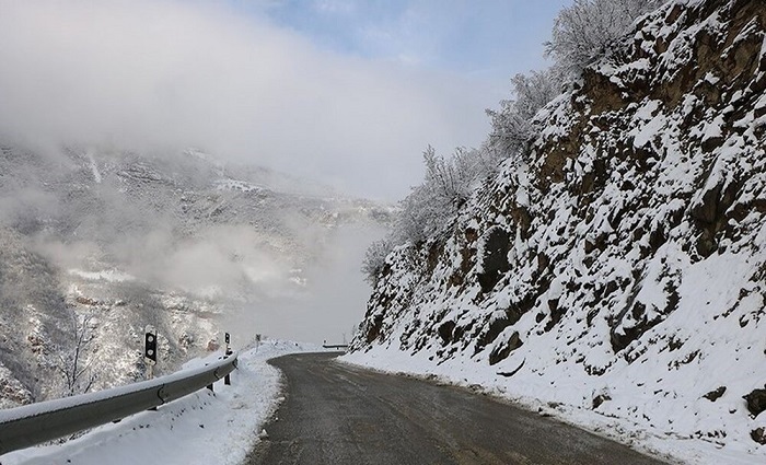 آغاز بارش برف همراه با مه صبحگاهی در جاده های زنجان