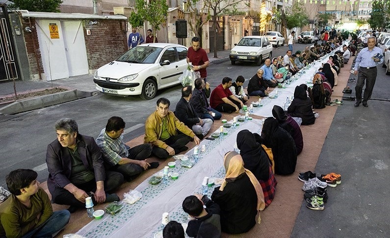 برگزاری سنت حسنه افطاری ساده در فضای عمومی شهر مشهد