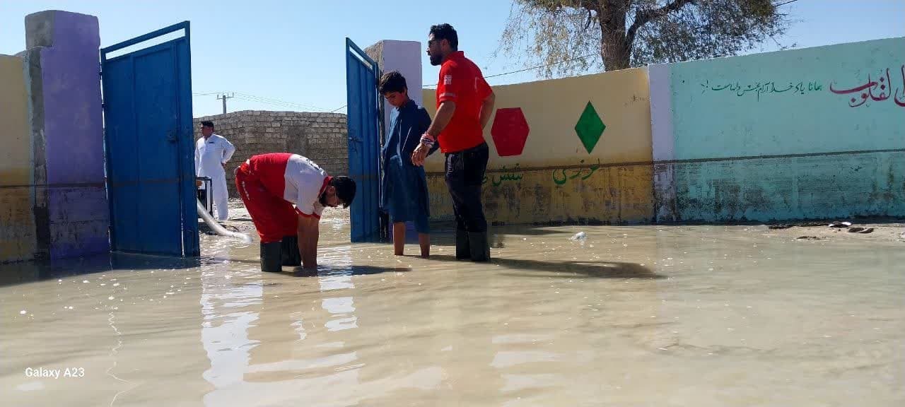 ارزیابی تیم‌های اعزامی هلال‌احمر خراسان‌جنوبی از ۱۵ روستای سیل‌زده سیستان‌ و بلوچستان