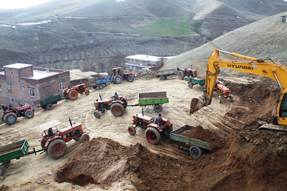 برداشت ۹۰۰ تُن خاک سربار محل رانش زمین در روستای سلوک مهاباد