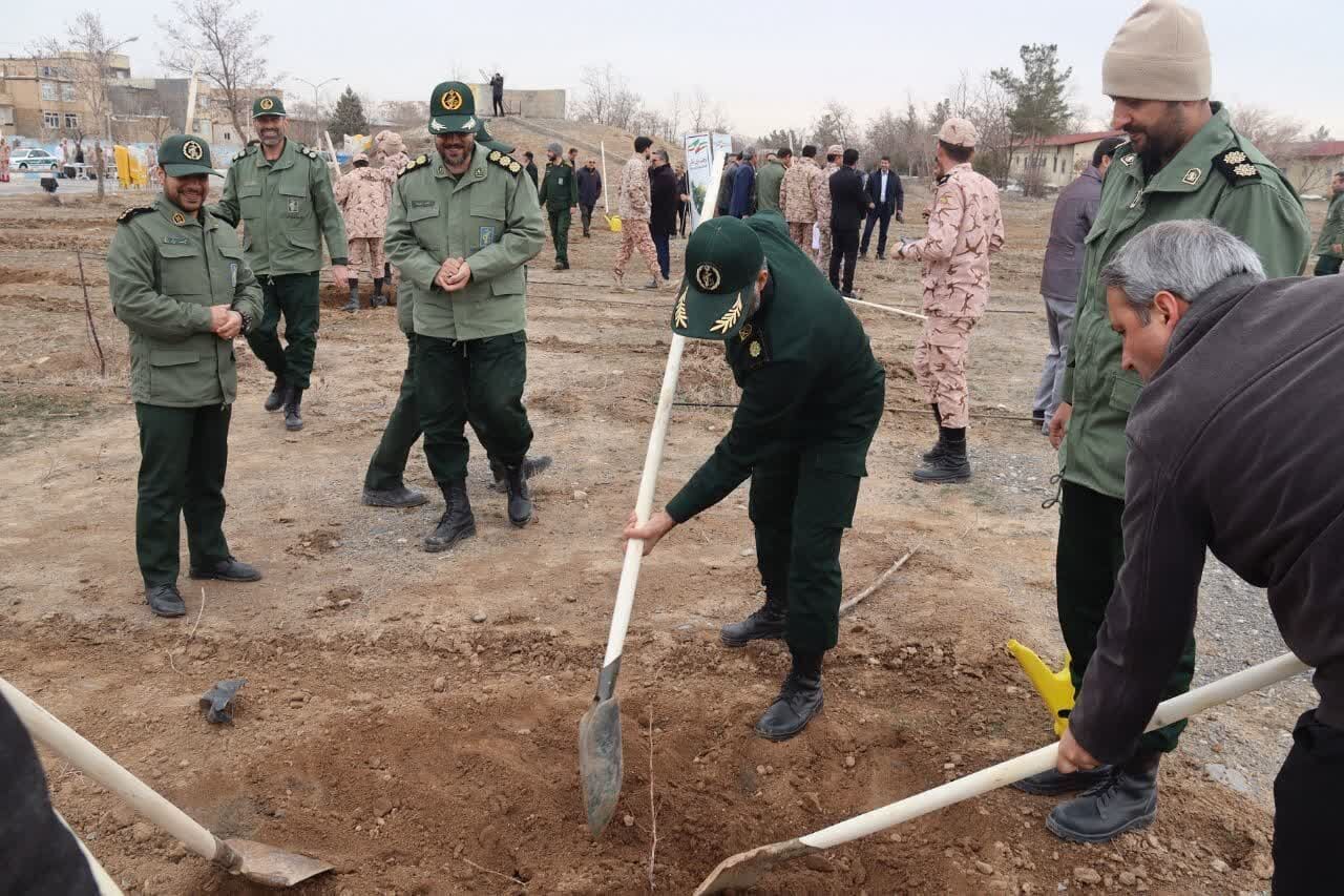 کاشت ۲ هزار نهال در محل استقرار لشکر عملیاتی پنج نصر مشهد