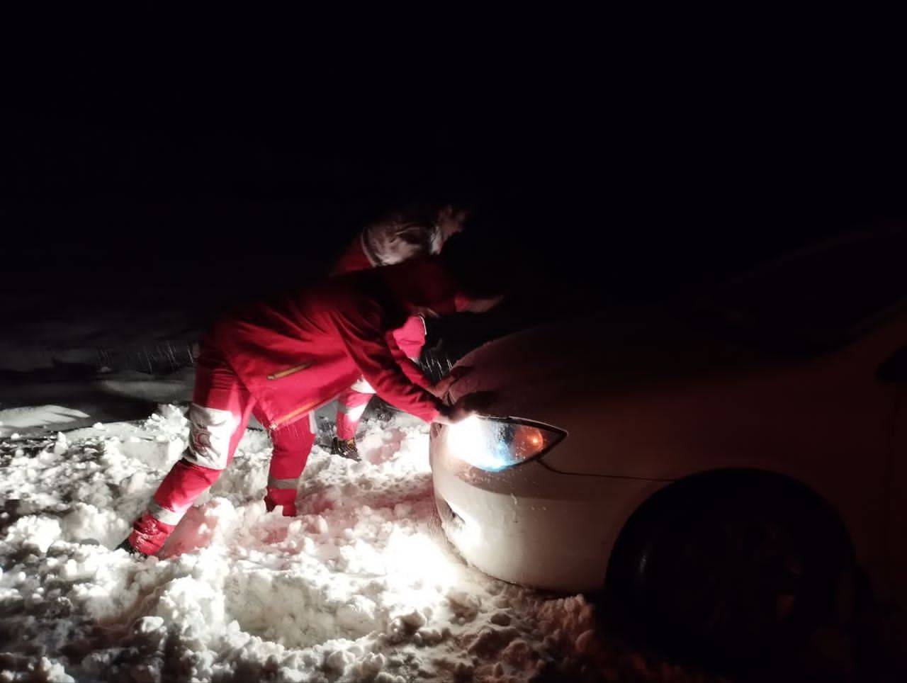رها سازی ۳۸ خودرو گرفتار در برف و کولاک در سپیدان