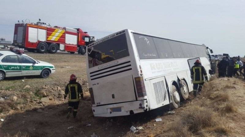 ۲۹ مصدوم در واژگونی اتوبوس در جاده شیراز به سروستان